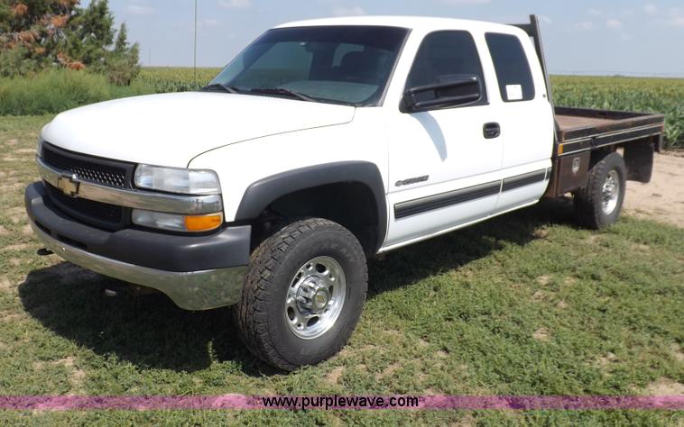 image for item I7648 2001 Chevrolet Silverado 2500HD LS Ext. Cab flatbed truck