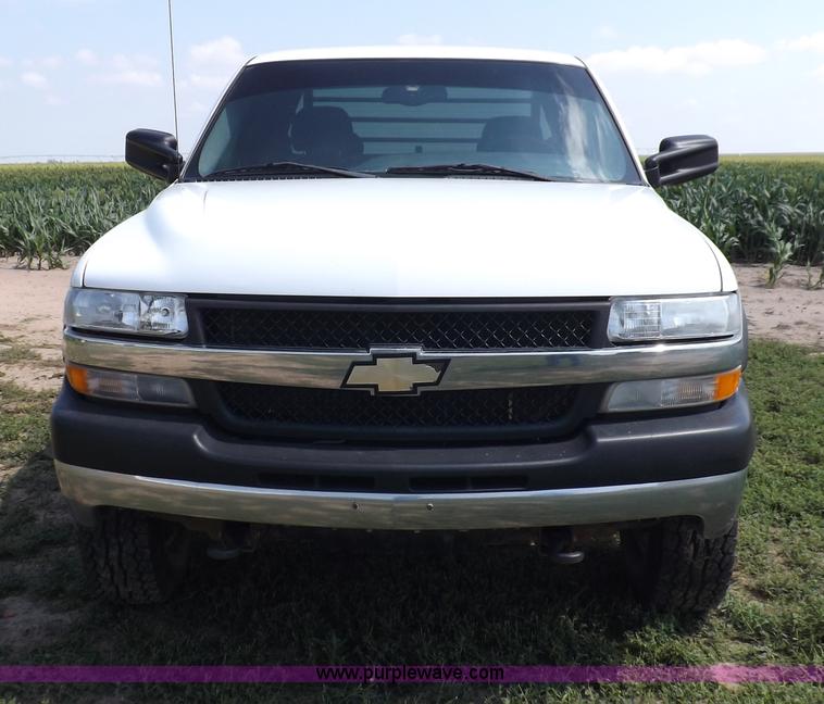 image for item I7648 2001 Chevrolet Silverado 2500HD LS Ext. Cab flatbed truck