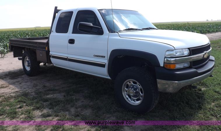 image for item I7648 2001 Chevrolet Silverado 2500HD LS Ext. Cab flatbed truck
