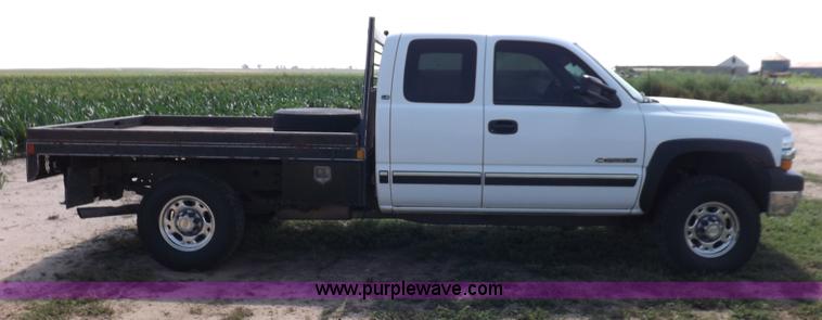 image for item I7648 2001 Chevrolet Silverado 2500HD LS Ext. Cab flatbed truck