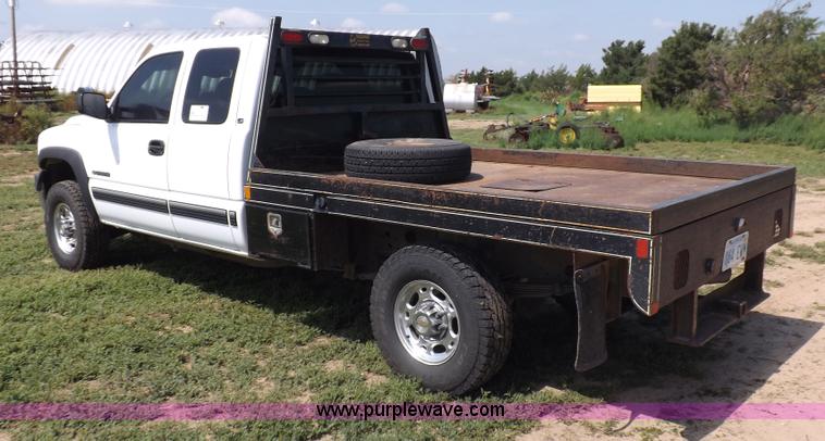 image for item I7648 2001 Chevrolet Silverado 2500HD LS Ext. Cab flatbed truck