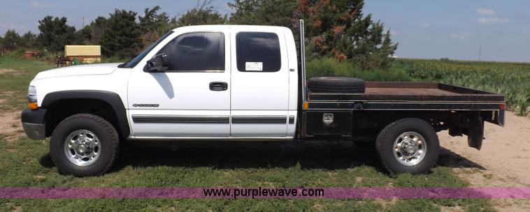 image for item I7648 2001 Chevrolet Silverado 2500HD LS Ext. Cab flatbed truck