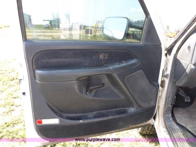 image for item I7648 2001 Chevrolet Silverado 2500HD LS Ext. Cab flatbed truck