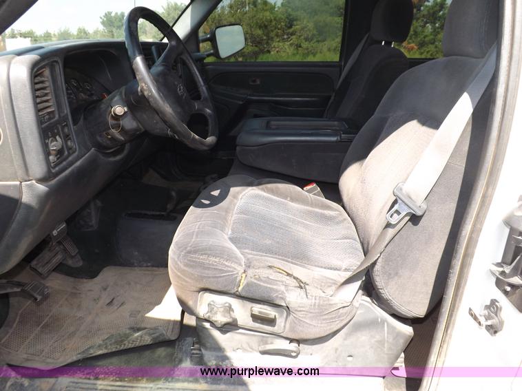 image for item I7648 2001 Chevrolet Silverado 2500HD LS Ext. Cab flatbed truck