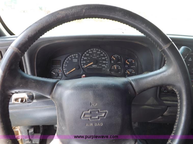 image for item I7648 2001 Chevrolet Silverado 2500HD LS Ext. Cab flatbed truck