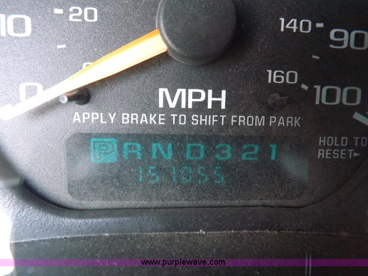 image for item I7648 2001 Chevrolet Silverado 2500HD LS Ext. Cab flatbed truck