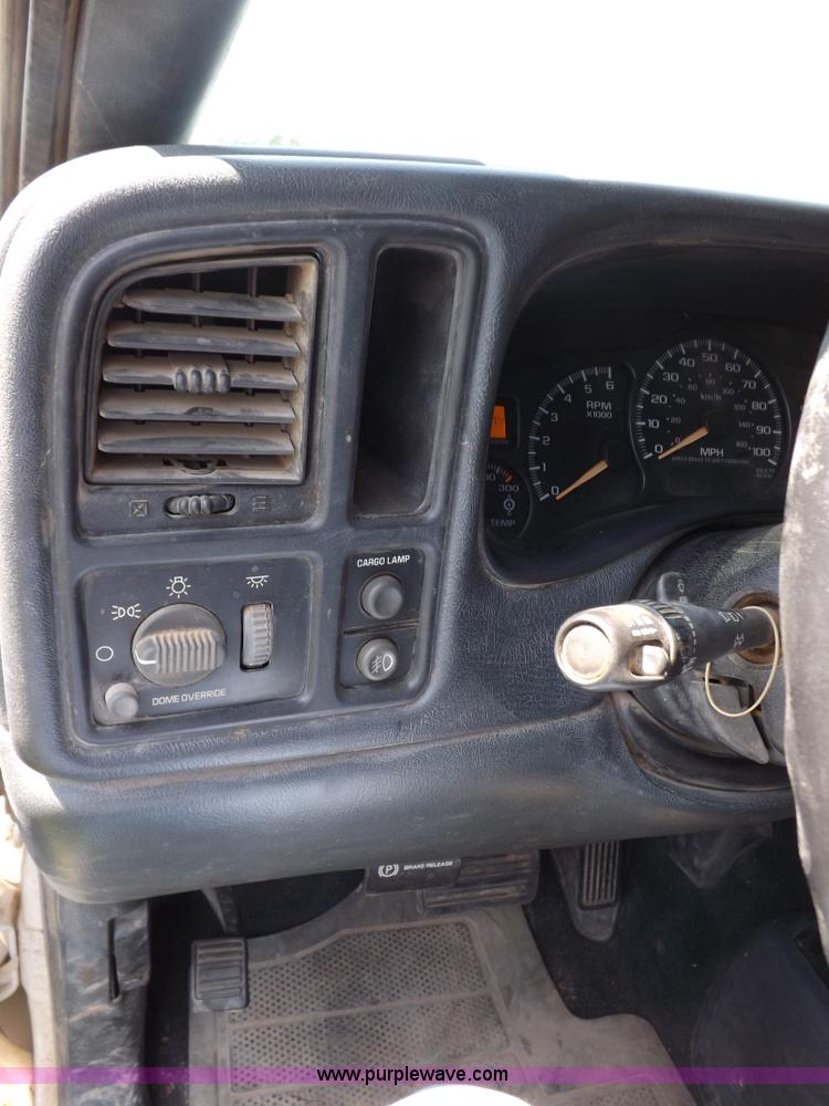 image for item I7648 2001 Chevrolet Silverado 2500HD LS Ext. Cab flatbed truck