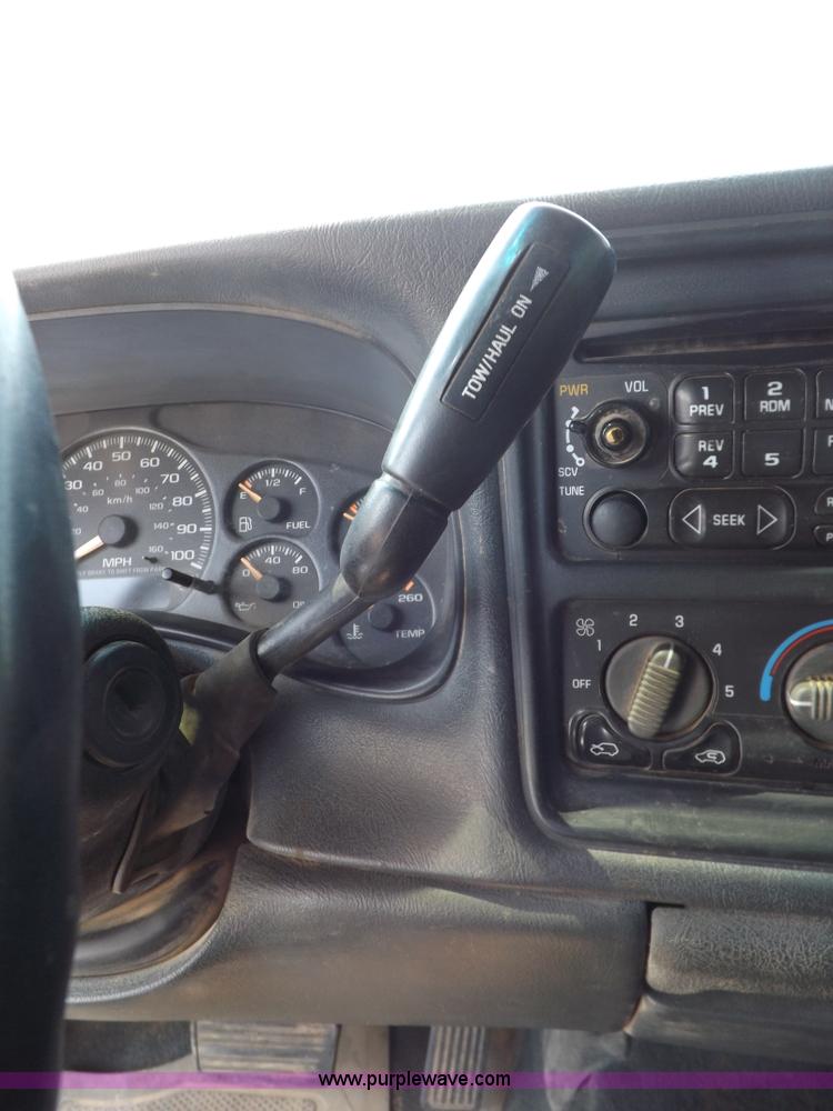 image for item I7648 2001 Chevrolet Silverado 2500HD LS Ext. Cab flatbed truck