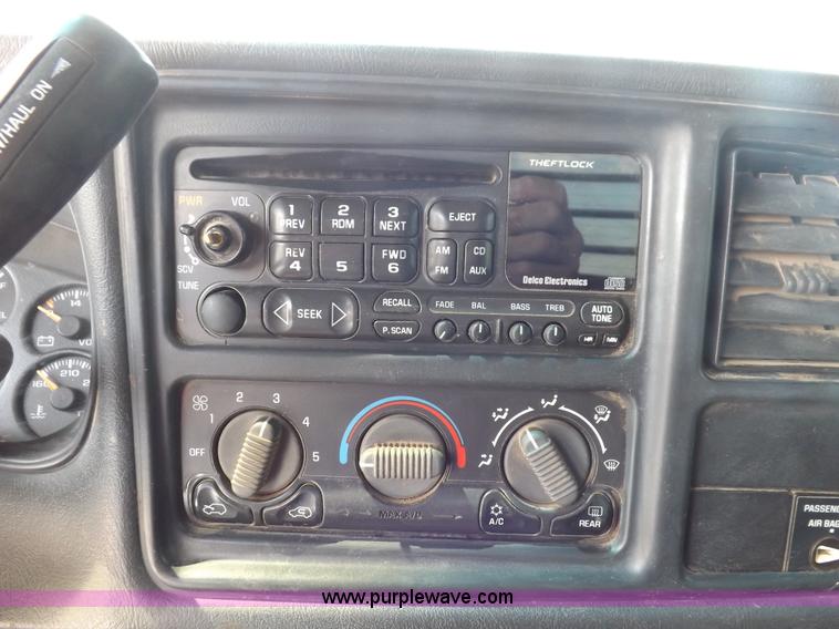 image for item I7648 2001 Chevrolet Silverado 2500HD LS Ext. Cab flatbed truck