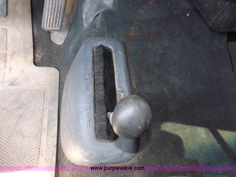 image for item I7648 2001 Chevrolet Silverado 2500HD LS Ext. Cab flatbed truck