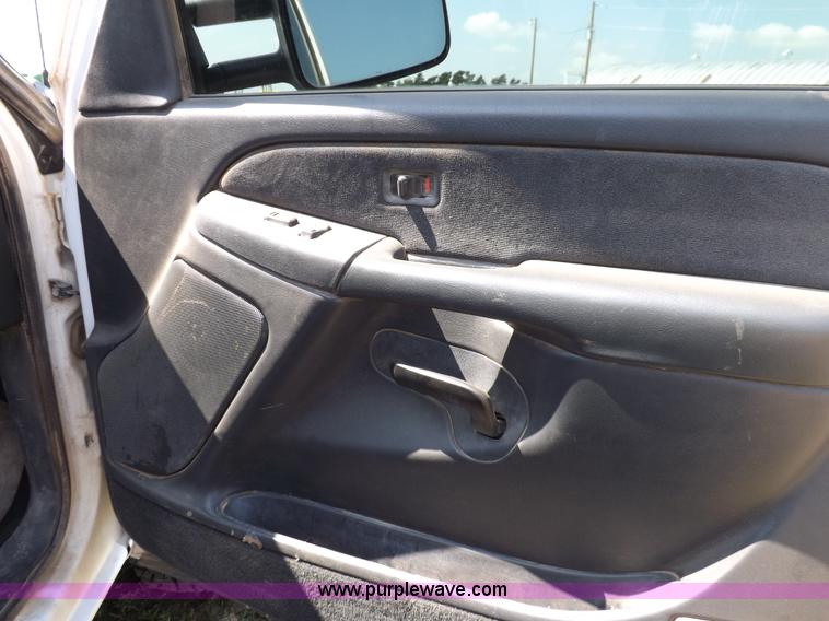 image for item I7648 2001 Chevrolet Silverado 2500HD LS Ext. Cab flatbed truck