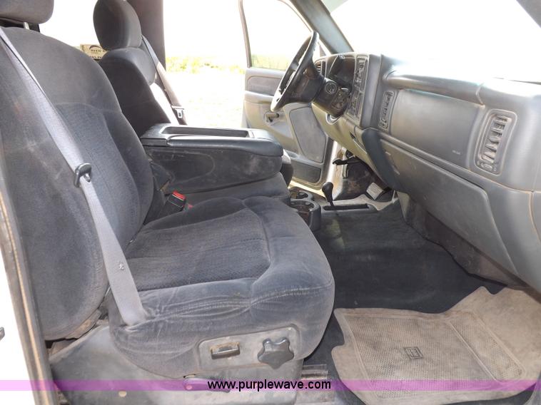 image for item I7648 2001 Chevrolet Silverado 2500HD LS Ext. Cab flatbed truck