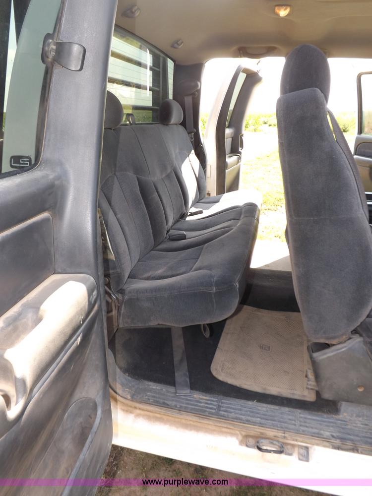 image for item I7648 2001 Chevrolet Silverado 2500HD LS Ext. Cab flatbed truck