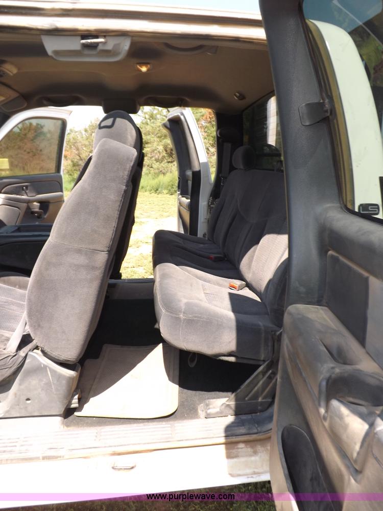 image for item I7648 2001 Chevrolet Silverado 2500HD LS Ext. Cab flatbed truck