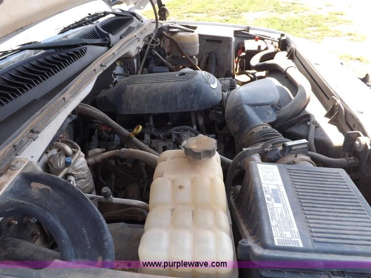 image for item I7648 2001 Chevrolet Silverado 2500HD LS Ext. Cab flatbed truck