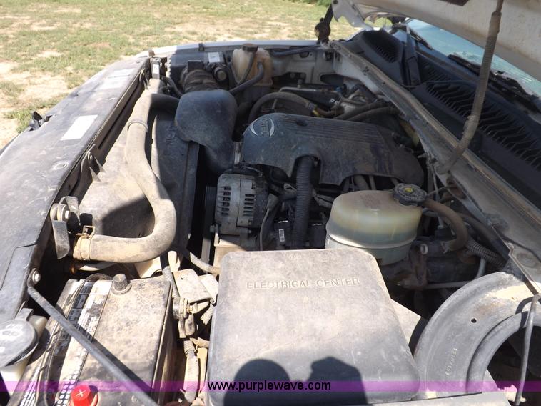 image for item I7648 2001 Chevrolet Silverado 2500HD LS Ext. Cab flatbed truck