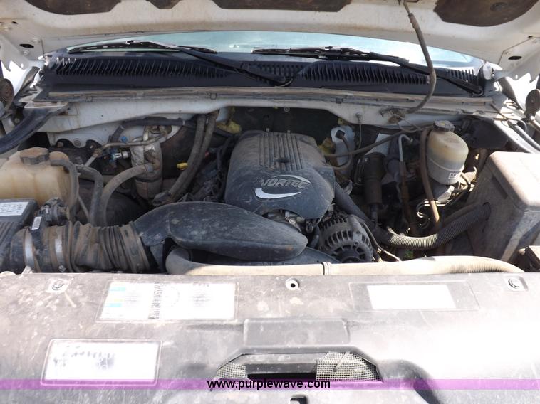 image for item I7648 2001 Chevrolet Silverado 2500HD LS Ext. Cab flatbed truck