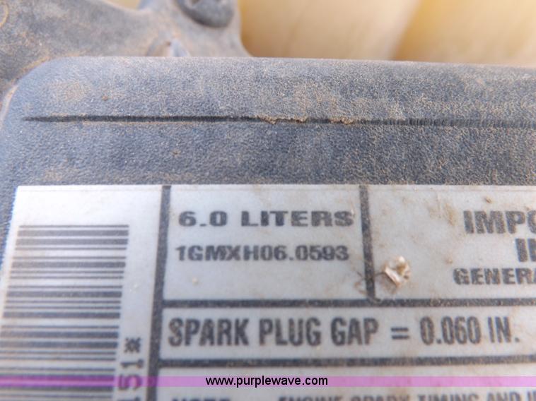 image for item I7648 2001 Chevrolet Silverado 2500HD LS Ext. Cab flatbed truck