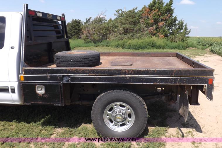 image for item I7648 2001 Chevrolet Silverado 2500HD LS Ext. Cab flatbed truck