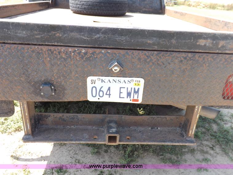 image for item I7648 2001 Chevrolet Silverado 2500HD LS Ext. Cab flatbed truck