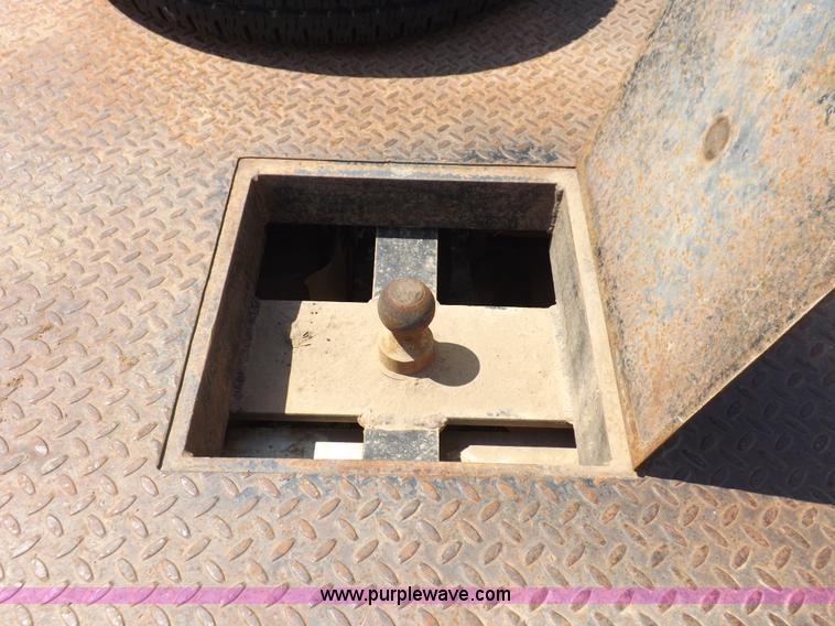 image for item I7648 2001 Chevrolet Silverado 2500HD LS Ext. Cab flatbed truck