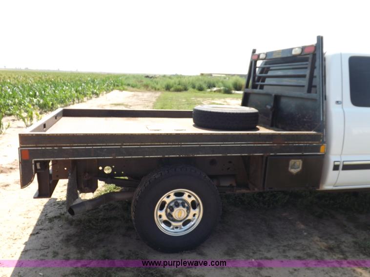image for item I7648 2001 Chevrolet Silverado 2500HD LS Ext. Cab flatbed truck