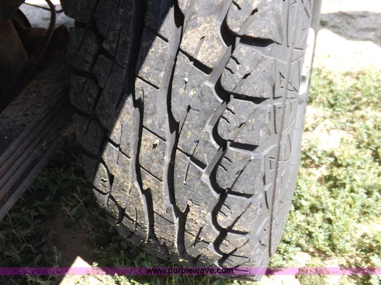 image for item I7648 2001 Chevrolet Silverado 2500HD LS Ext. Cab flatbed truck