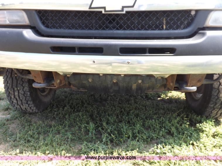 image for item I7648 2001 Chevrolet Silverado 2500HD LS Ext. Cab flatbed truck