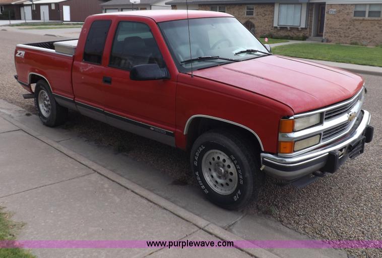 image for item I7652 1996 Chevrolet Silverado 1500 Extended Cab pickup truck
