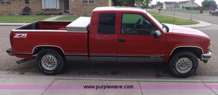 image for item I7652 1996 Chevrolet Silverado 1500 Extended Cab pickup truck
