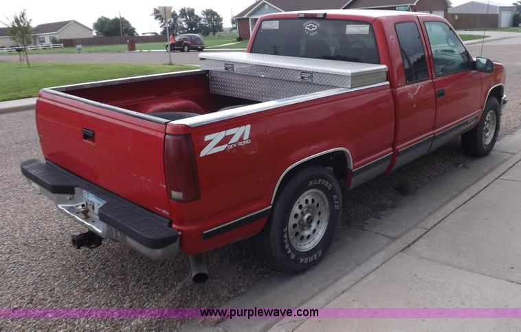 image for item I7652 1996 Chevrolet Silverado 1500 Extended Cab pickup truck