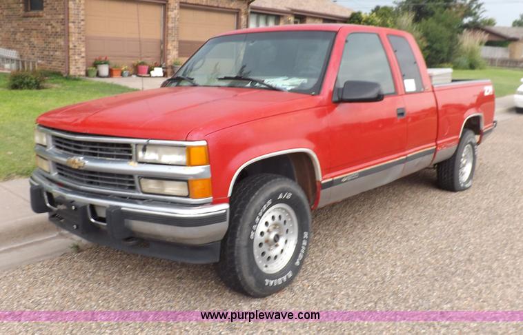 image for item I7652 1996 Chevrolet Silverado 1500 Extended Cab pickup truck