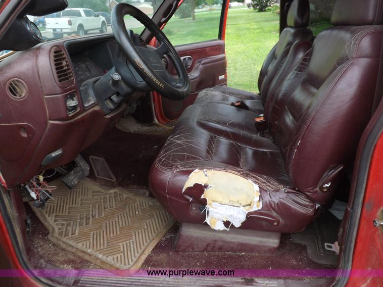 image for item I7652 1996 Chevrolet Silverado 1500 Extended Cab pickup truck