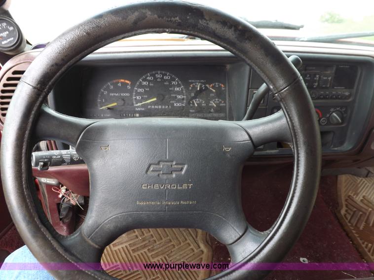 image for item I7652 1996 Chevrolet Silverado 1500 Extended Cab pickup truck