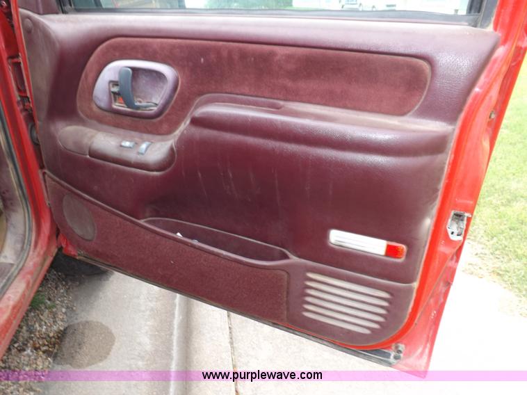 image for item I7652 1996 Chevrolet Silverado 1500 Extended Cab pickup truck