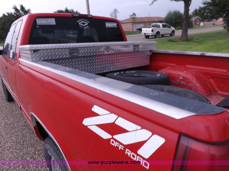 image for item I7652 1996 Chevrolet Silverado 1500 Extended Cab pickup truck