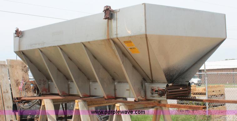 image for item I8122 Larson 1014 stainless steel salt spreader