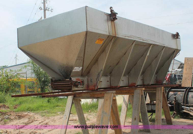 image for item I8122 Larson 1014 stainless steel salt spreader