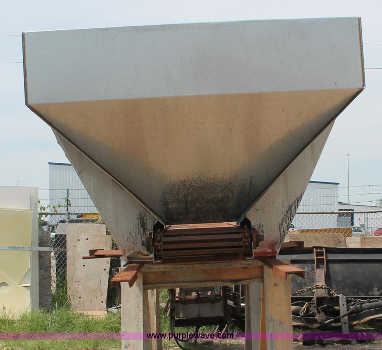 image for item I8122 Larson 1014 stainless steel salt spreader