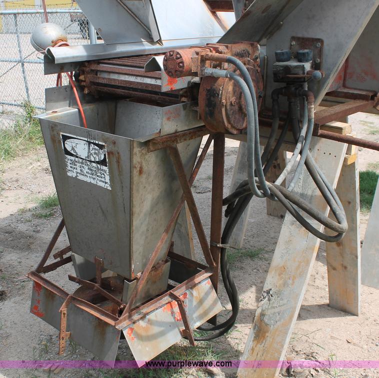 image for item I8122 Larson 1014 stainless steel salt spreader