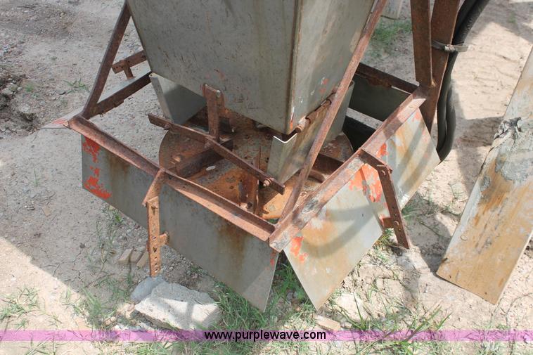 image for item I8122 Larson 1014 stainless steel salt spreader