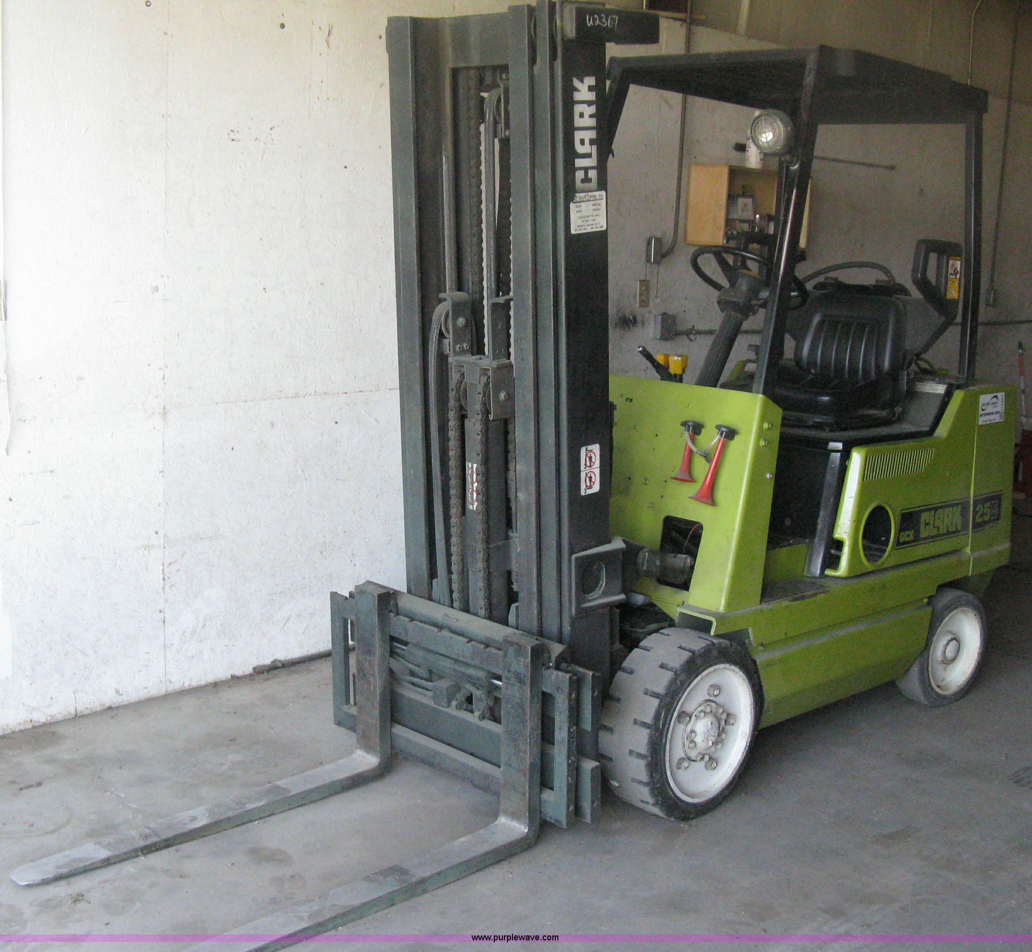 Clark GCX25E forklift in Haysville, KS Item H6453 sold Purple Wave