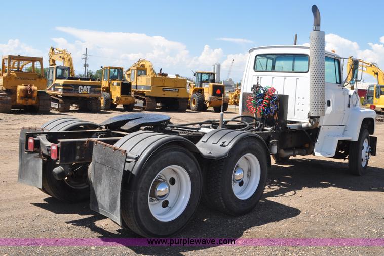 image for item G6153 1997 Ford LT9000 semi truck