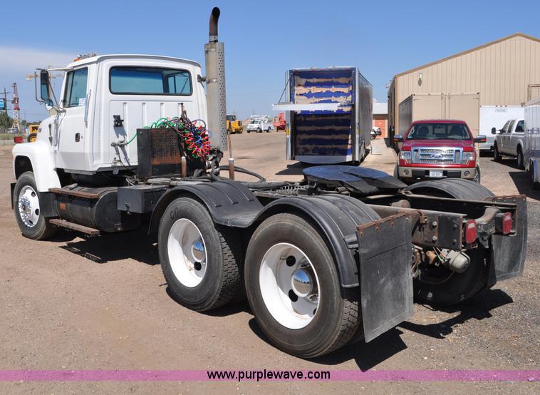 image for item G6153 1997 Ford LT9000 semi truck
