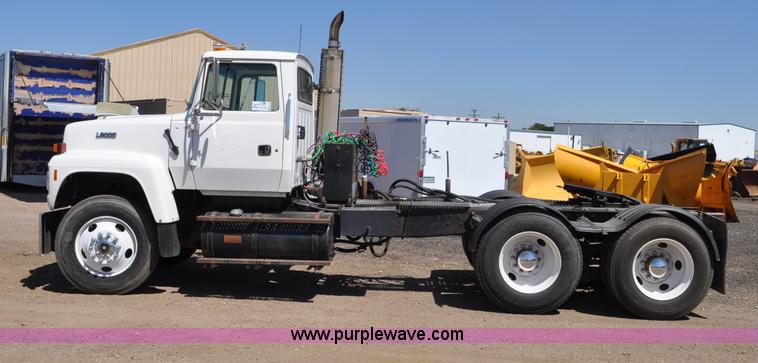 image for item G6153 1997 Ford LT9000 semi truck