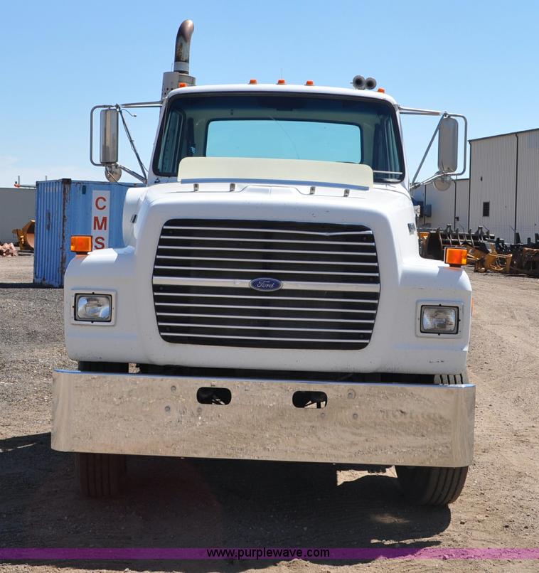 image for item G6153 1997 Ford LT9000 semi truck