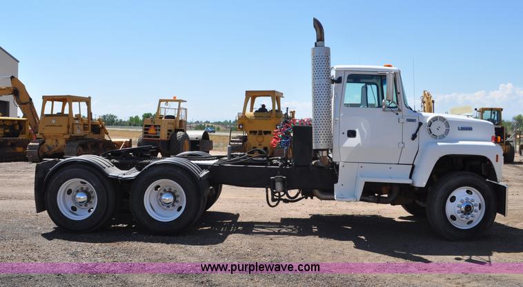 image for item G6153 1997 Ford LT9000 semi truck