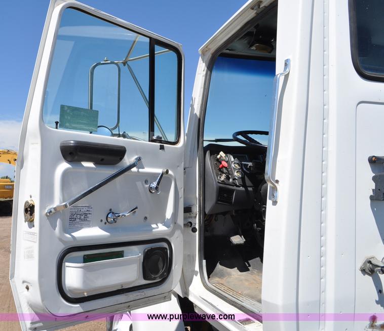 image for item G6153 1997 Ford LT9000 semi truck