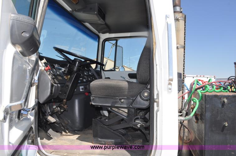 image for item G6153 1997 Ford LT9000 semi truck