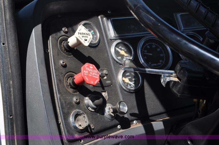 image for item G6153 1997 Ford LT9000 semi truck